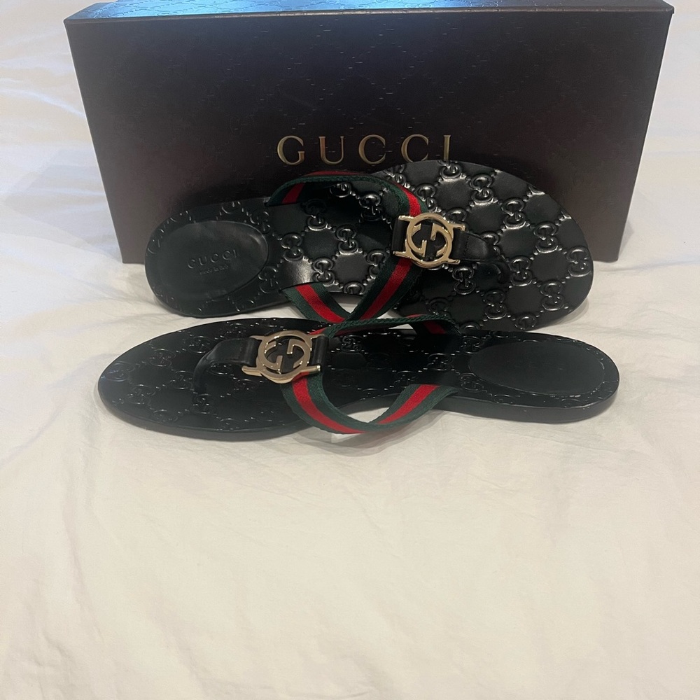 Barely worn Gucci VRV/Nero sandal. Perfect for any summer outfit